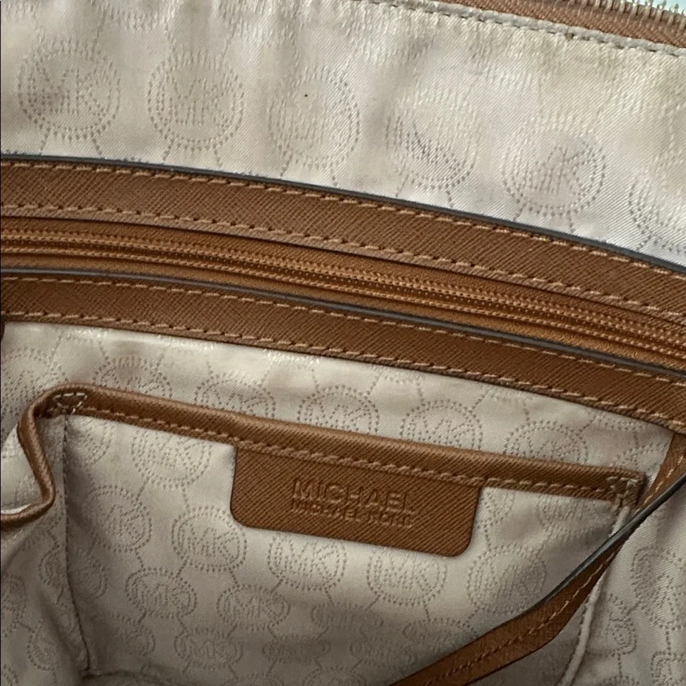Michael Kors Jetset Saffiano Leather Tote Handbag Tan Brown Chic Travel Neutral